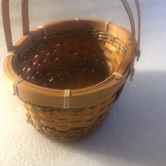 Vintage Apple hand woven basket - Picture 5 of 16